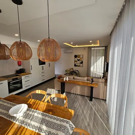 Next House פורנס